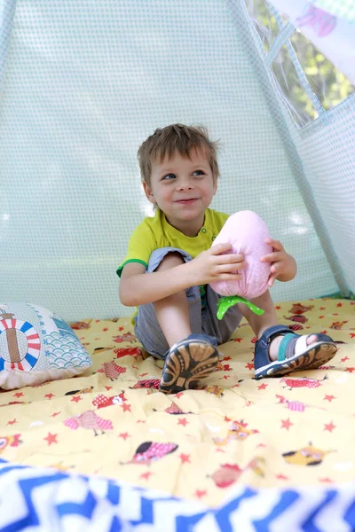 Ragazzo Seduto Dentro Tenda Nel Parco Estivo — Foto Stock