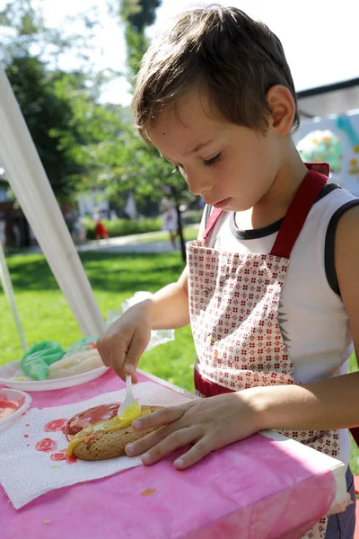 Pojke Dekorera Pepparkakor Form Hjärta — Stockfoto