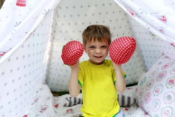 Ragazzo Seduto Dentro Tenda Nel Parco Estivo — Foto Stock