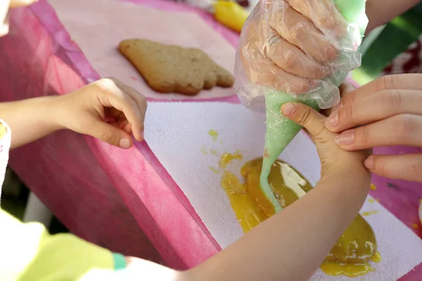 Gingerbread Masada Krema Ile Dekorasyon Kişi — Stok fotoğraf