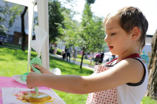 Kid Dekorera Pepparkakor Form Hjärta — Stockfoto