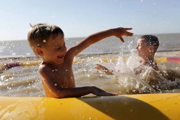 Dzieci Bawiące Się Basenie Nad Morzem — Zdjęcie stockowe