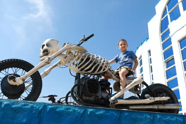 以骨架形式在摩托车上的儿童造型 — 图库照片