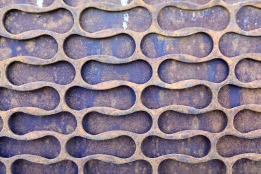 Arka plan olarak mor metal duvar parçası