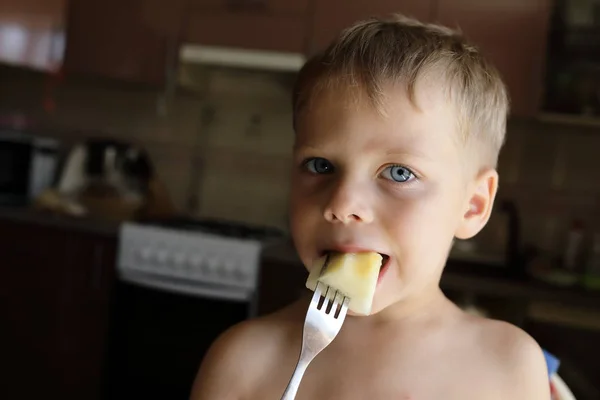 Gyermek Étkezési Dinnye Villával Konyhában — Stock Fotó