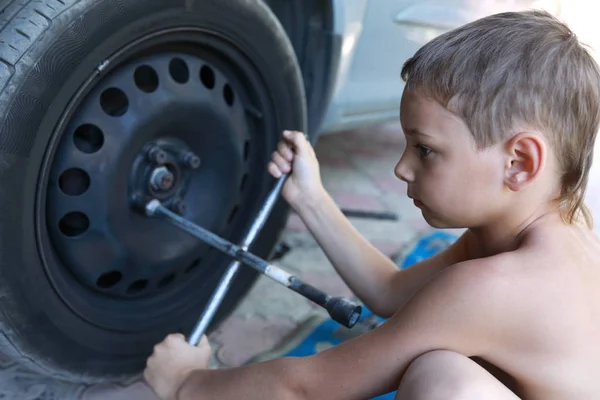 Niño Desenrosca Perno Rueda Aire Libre Verano — Foto de Stock