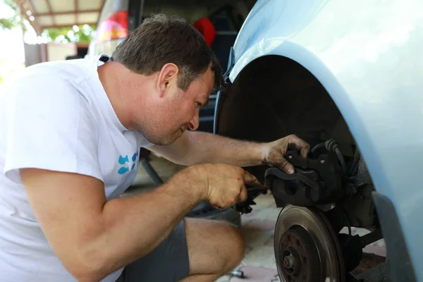 Homme Change Les Plaquettes Frein Voiture — Photo