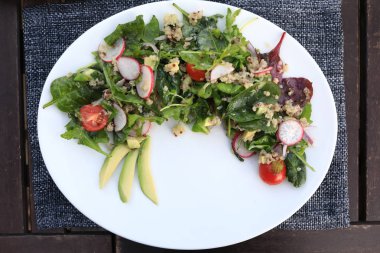 Plaka bir restoranda sebze salatası ile