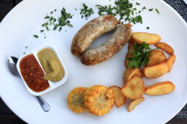 Sosis plaka restoran sebzeli