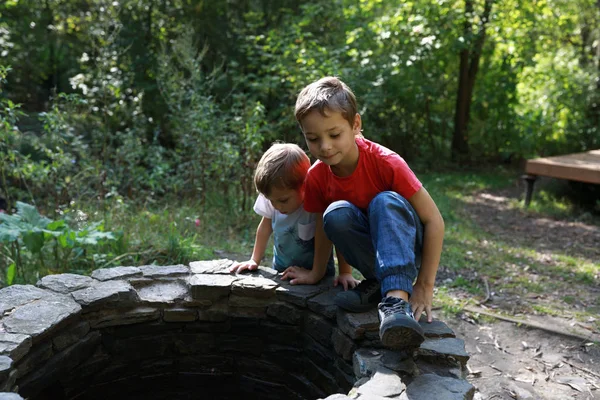 Kinder Schauen Den Brunnen Park — Stockfoto