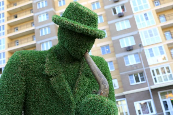 Grüne Saxofonisten Skulptur Auf Dem Hintergrund Des Gebäudes — Stockfoto
