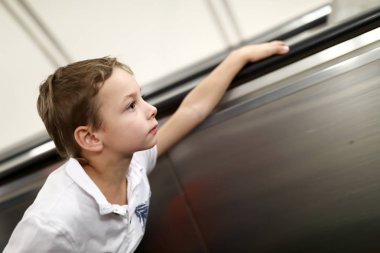 Metro yürüyen merdiven üzerinde çocuk portresi