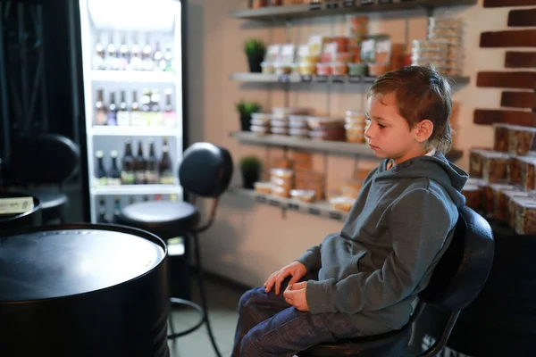 Portret Van Peinzende Kind Een Bar — Stockfoto