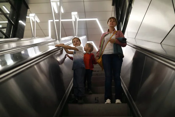 Family Going Escalator Subway — Stock Photo, Image