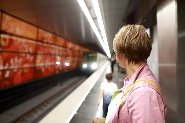 Vrouw Kijken Naar Trein Platform Metro — Stockfoto