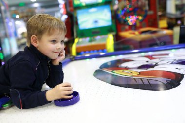 Çocuk eğlence merkezi hava hokeyi oynarken