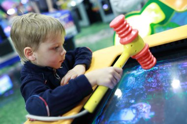 Eğlence merkezi arcade oyunu oynayan çocuk