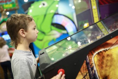 Kurtuluş merkezi arcade oyunu oynayan çocuk