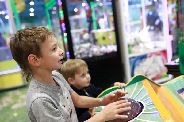 Hermanos Jugando Juego Arcade Parque Atracciones — Foto de Stock