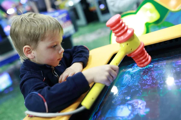 Criança Jogando Jogo Arcade Centro Diversões — Fotografia de Stock