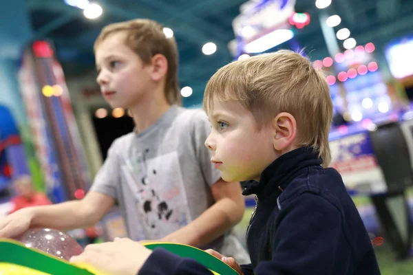 Crianças Jogando Jogo Arcade Parque Diversões — Fotografia de Stock