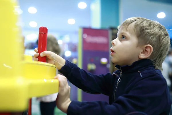 Arcade Oyunu Eğlence Parkında Oynayan Çocuk — Stok fotoğraf