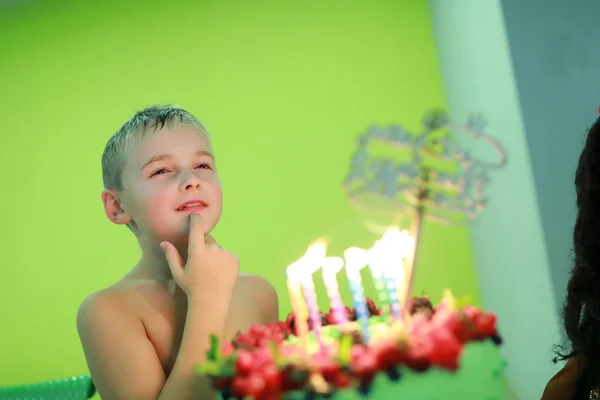 Porträtt Pojke Med Födelsedagstårta — Stockfoto