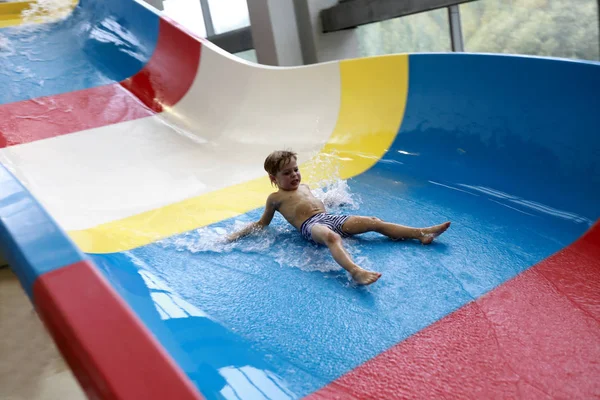 Criança Slide Parque Aquático — Fotografia de Stock