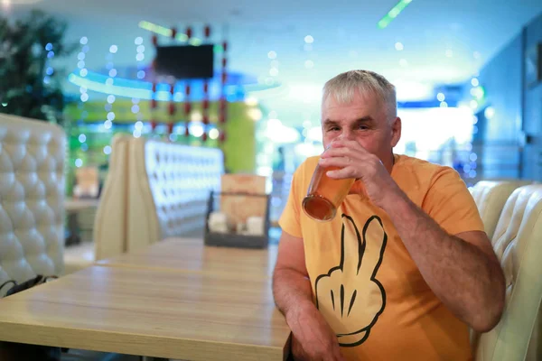 年配の男性が レストランでビールを飲んで — ストック写真