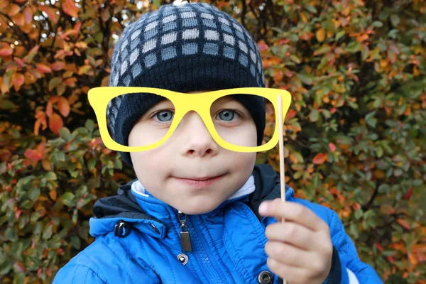 Kind Posiert Mit Spielzeugbrille Park — Stockfoto