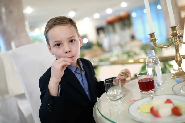 Ritratto Bambino Tavola Nel Caffè — Foto Stock