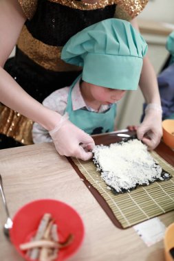 Çocuk sınıf yemek suşi yapmak