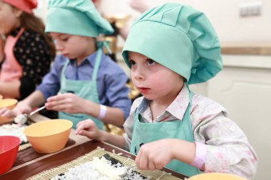 Çocuk sınıf yemek suşi yapıyor