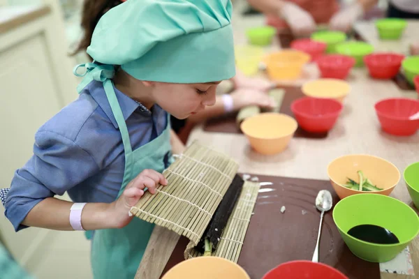 Pojke Förbereder Sushi Rullar Matlagningskurs — Stockfoto