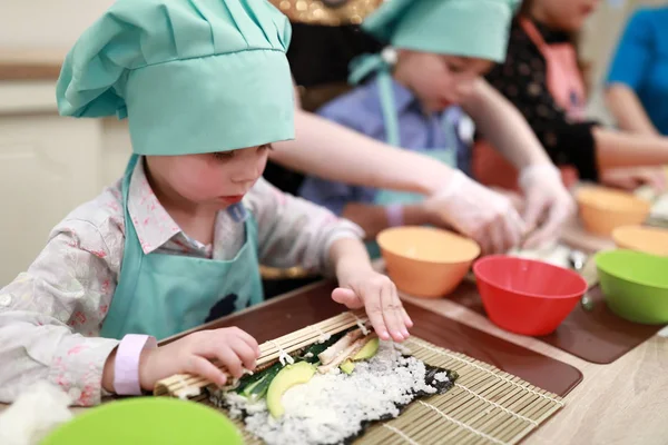 Jongen Kantelen Sushi Kookles Mat — Stockfoto
