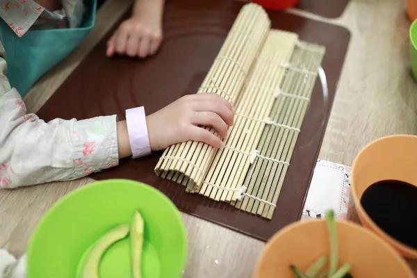 Kind Voorbereiden Sushi Rolt Kookles — Stockfoto
