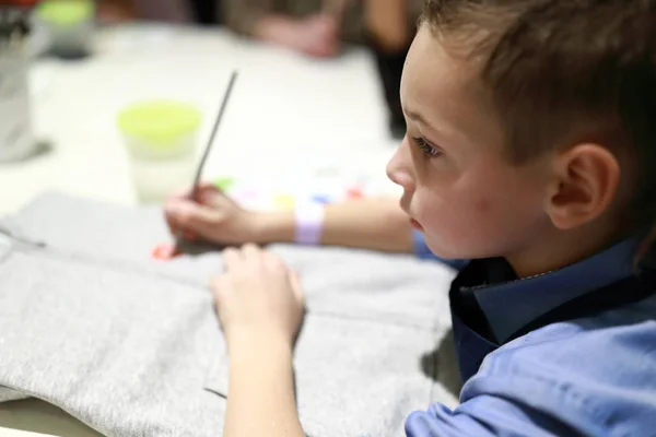 Αγόρι Ζωγραφική Hoody Στο Τραπέζι Στην Τάξη — Φωτογραφία Αρχείου