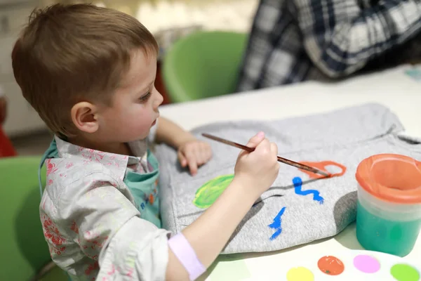 Child Painting Hoody Table Class — Stock Photo, Image