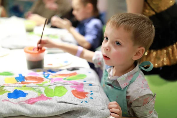 Kinder Malen Kapuzenpullover Tisch Unterricht — Stockfoto