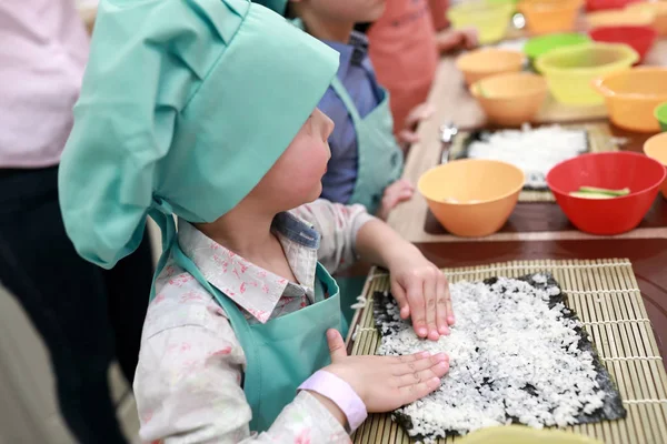 Enfant Étalant Riz Sushi Sur Nori Sur Tapis Bambou — Photo