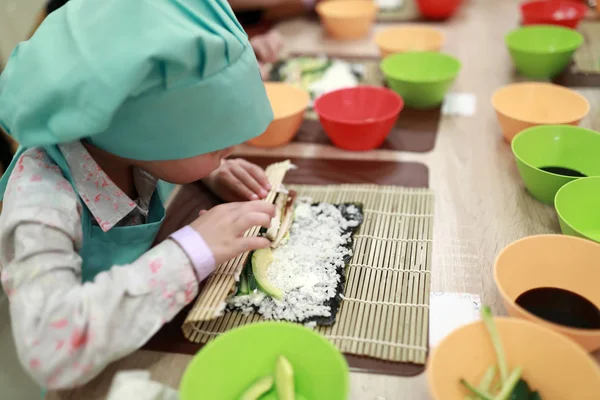 Kid Het Maken Van Sushi Kookles — Stockfoto