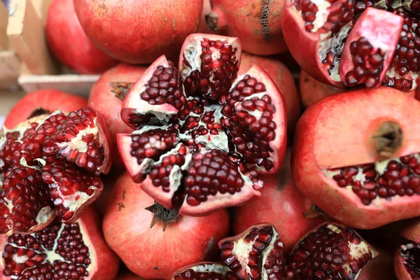 View Pomegranate Asian Market — Stock Photo, Image