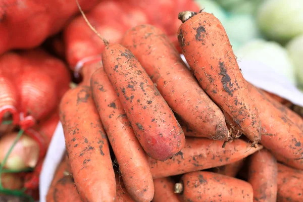 市场上未清洗的胡萝卜视图 — 图库照片