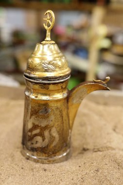 Vintage Türk cezve kum bir kafede üzerinde