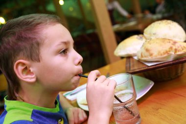 Çocuk içecekler suyu kafede masada