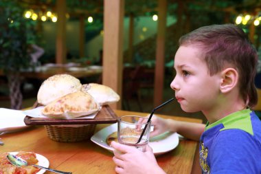 Çocuk içecekler suyu kafede masada