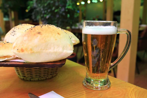 Pão Turco Copo Cerveja Mesa — Fotografia de Stock