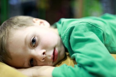 Evde kanepede yatan çocuk