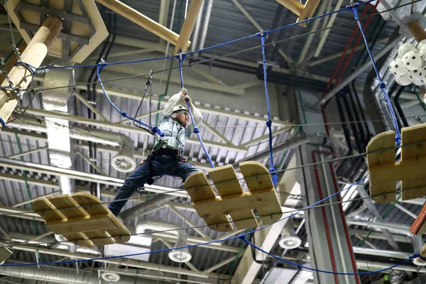 Chłopiec Wspinaczka Kryty Park Linowy — Zdjęcie stockowe