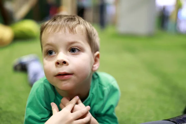 Retrato Del Niño Acostado Suelo —  Fotos de Stock